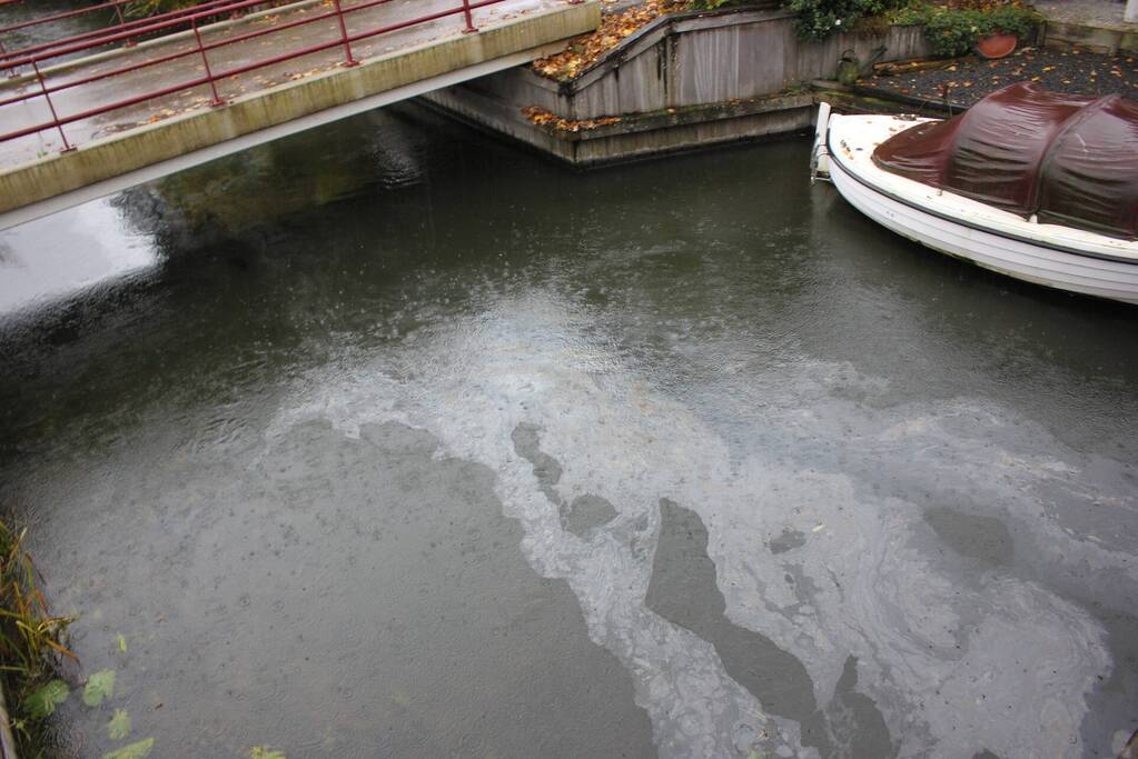 Flinke olielekkage in woonboot