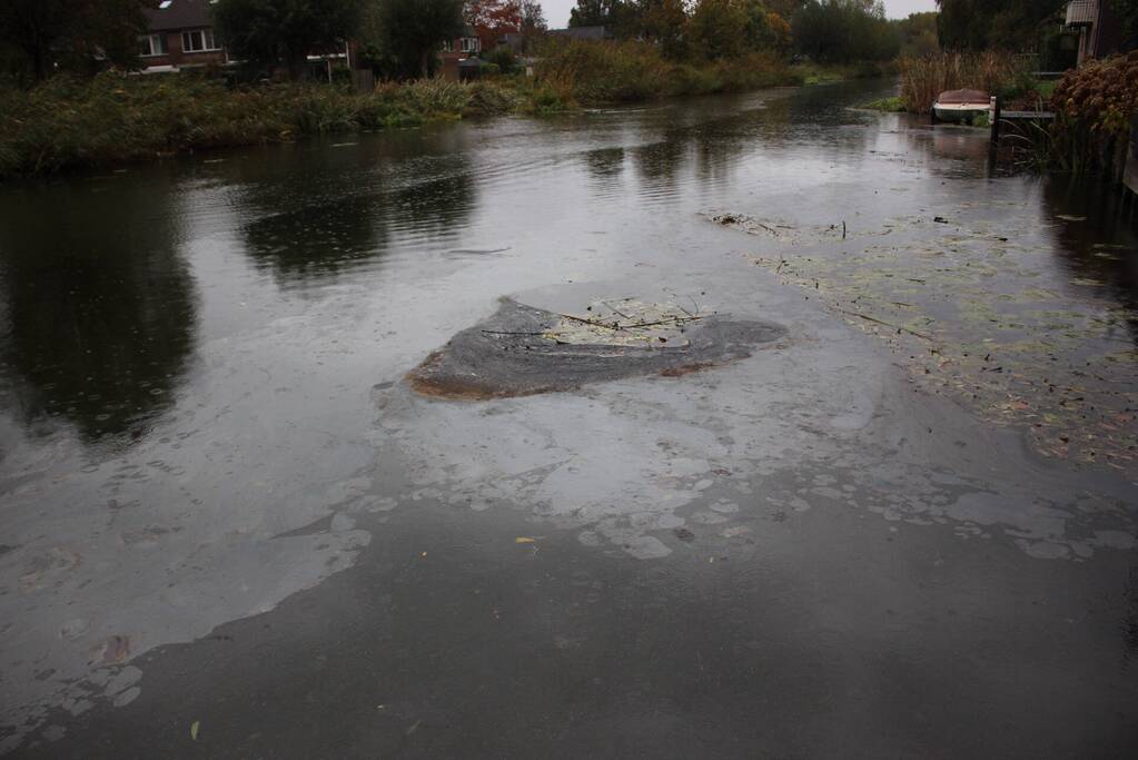 Flinke olielekkage in woonboot