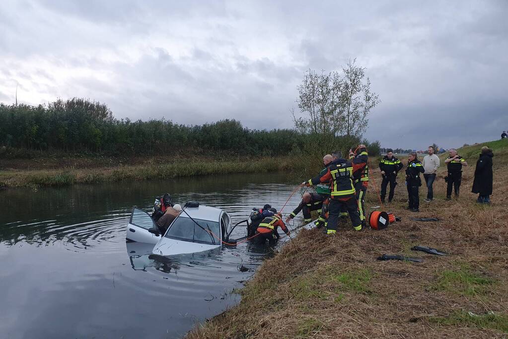 Auto raakt te water, twee inzittenden gered