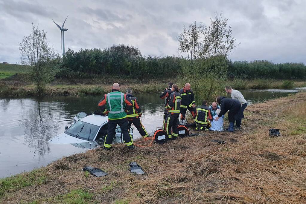 Auto raakt te water, twee inzittenden gered
