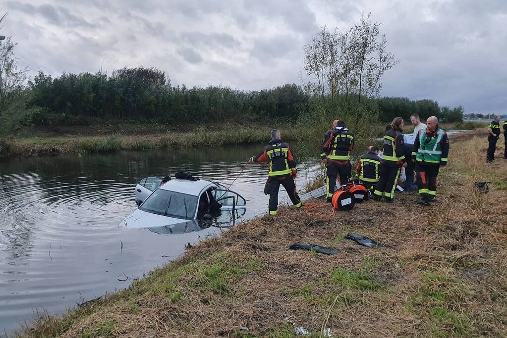 Auto raakt te water, twee inzittenden gered