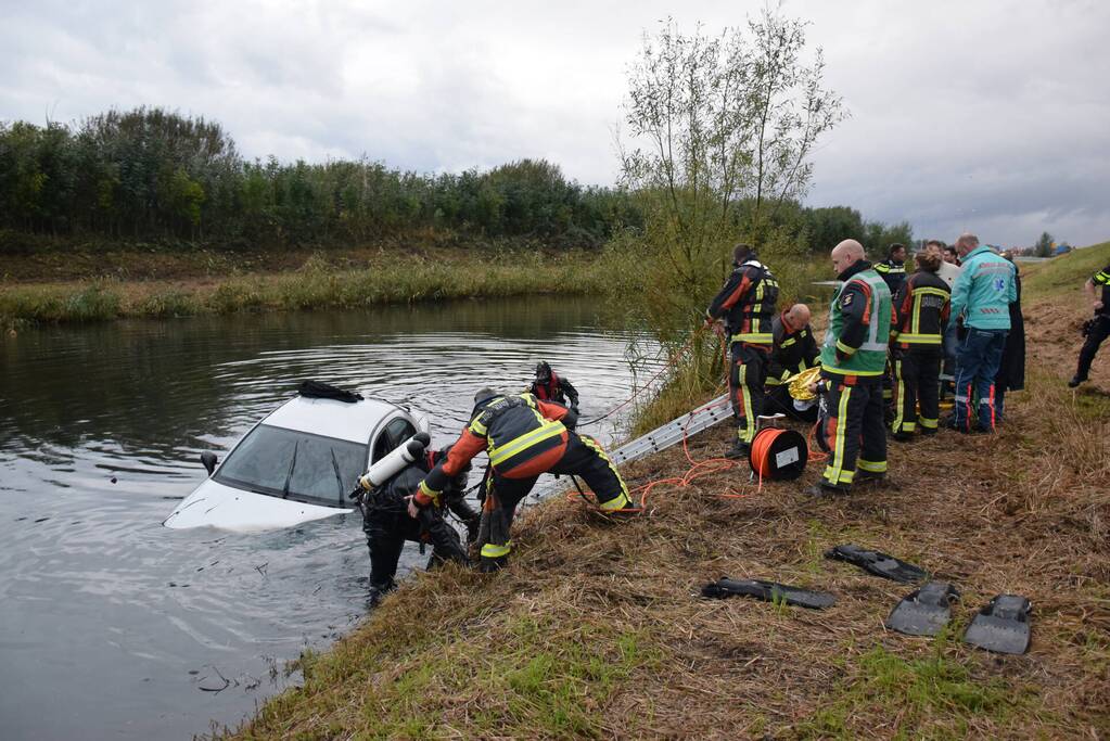 Auto raakt te water, twee inzittenden gered