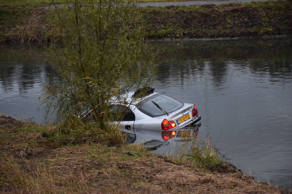 Auto raakt te water, twee inzittenden gered