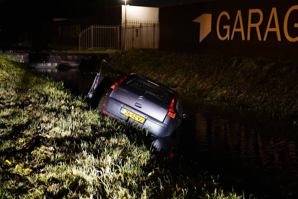 Personenauto belandt door glad wegdek in sloot