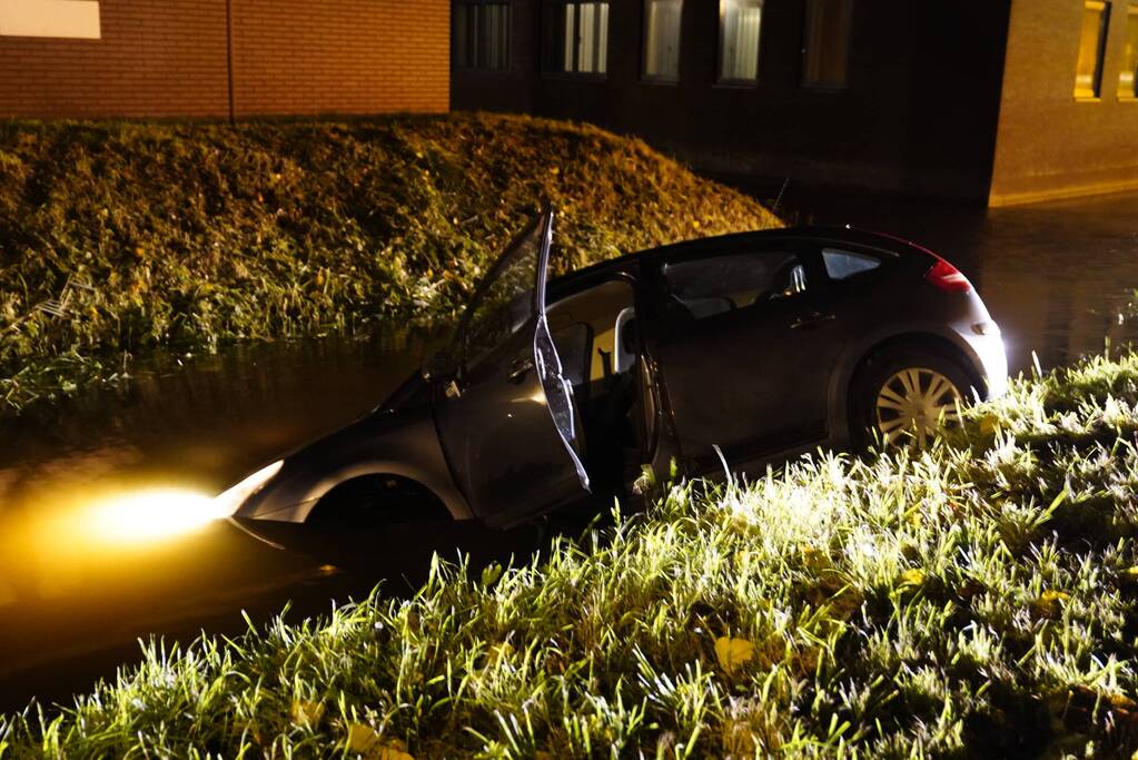 Personenauto belandt door glad wegdek in sloot