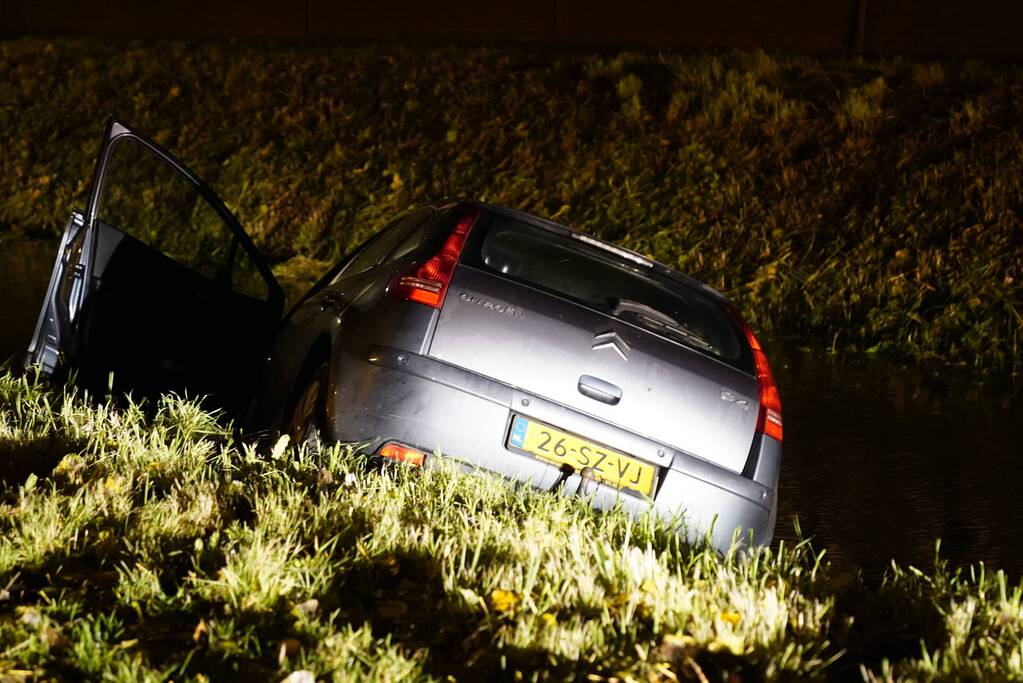 Personenauto belandt door glad wegdek in sloot