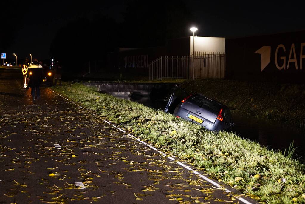 Personenauto belandt door glad wegdek in sloot