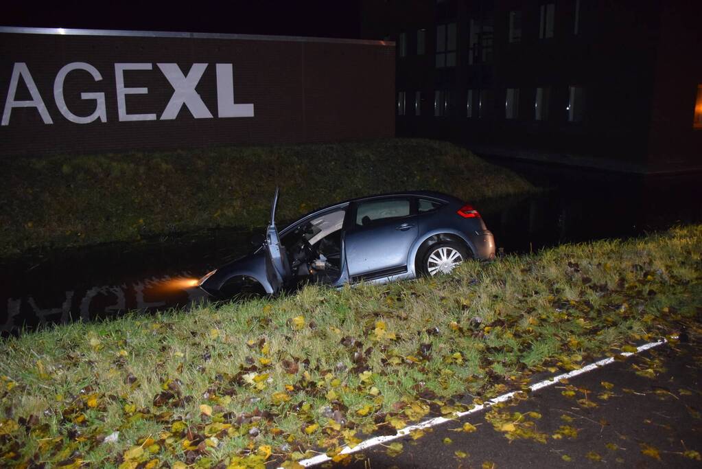 Personenauto belandt door glad wegdek in sloot
