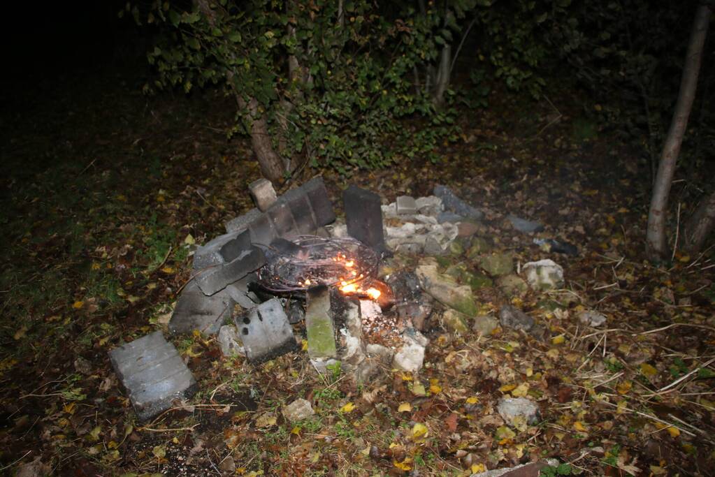 Hoopje koperdraden in brand