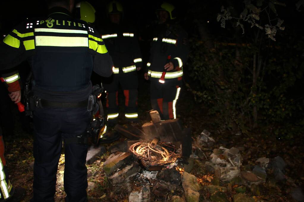 Hoopje koperdraden in brand