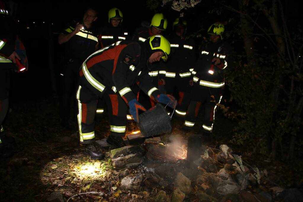Hoopje koperdraden in brand