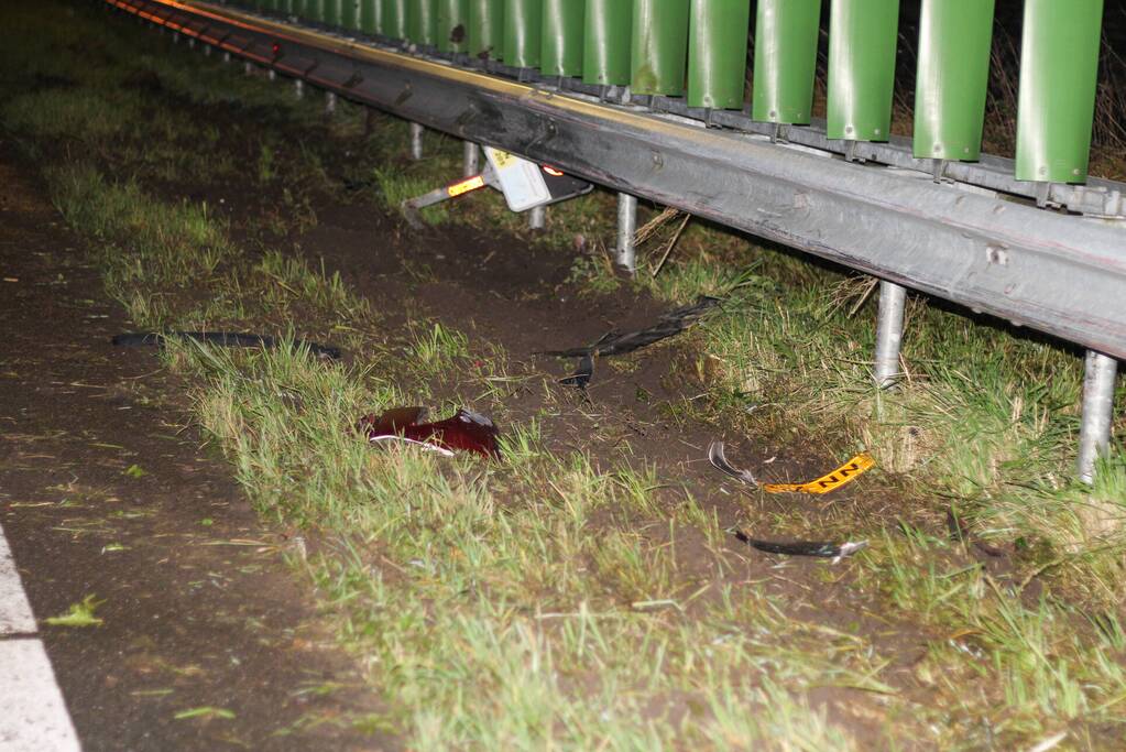 Politiewagen vast in berm