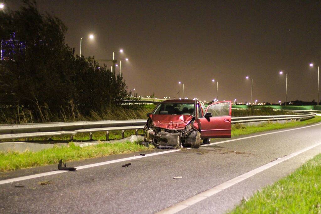 Politiewagen vast in berm