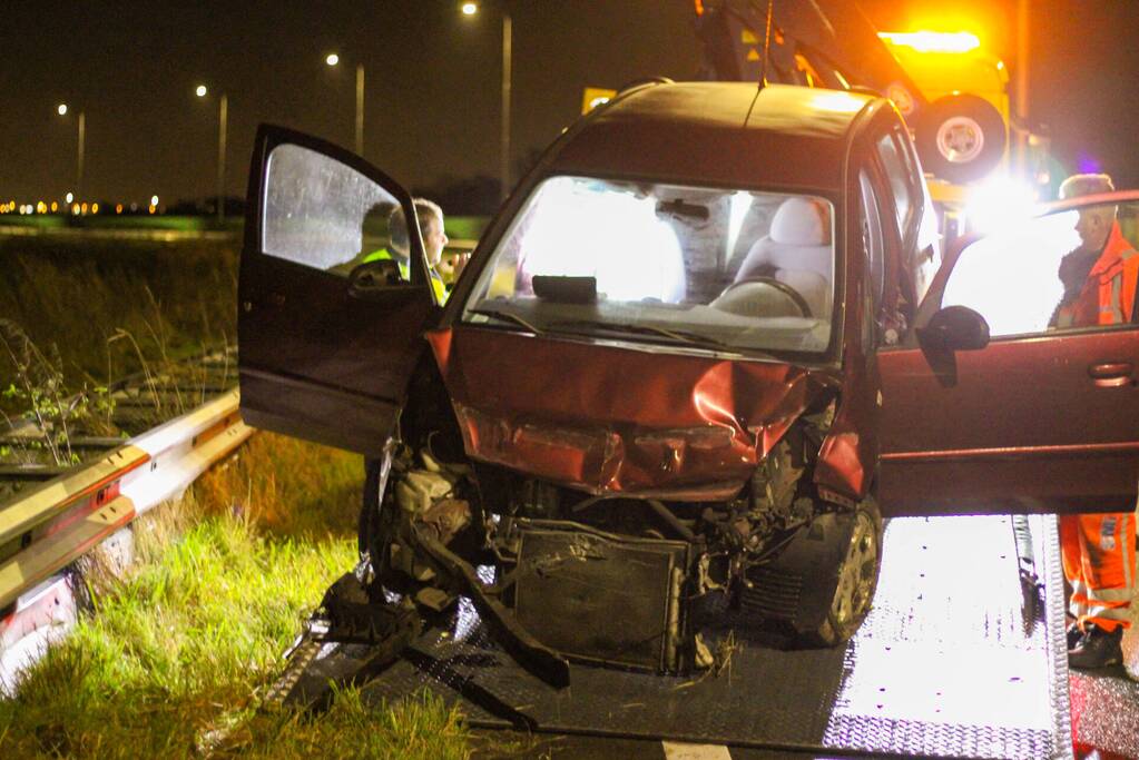 Politiewagen vast in berm