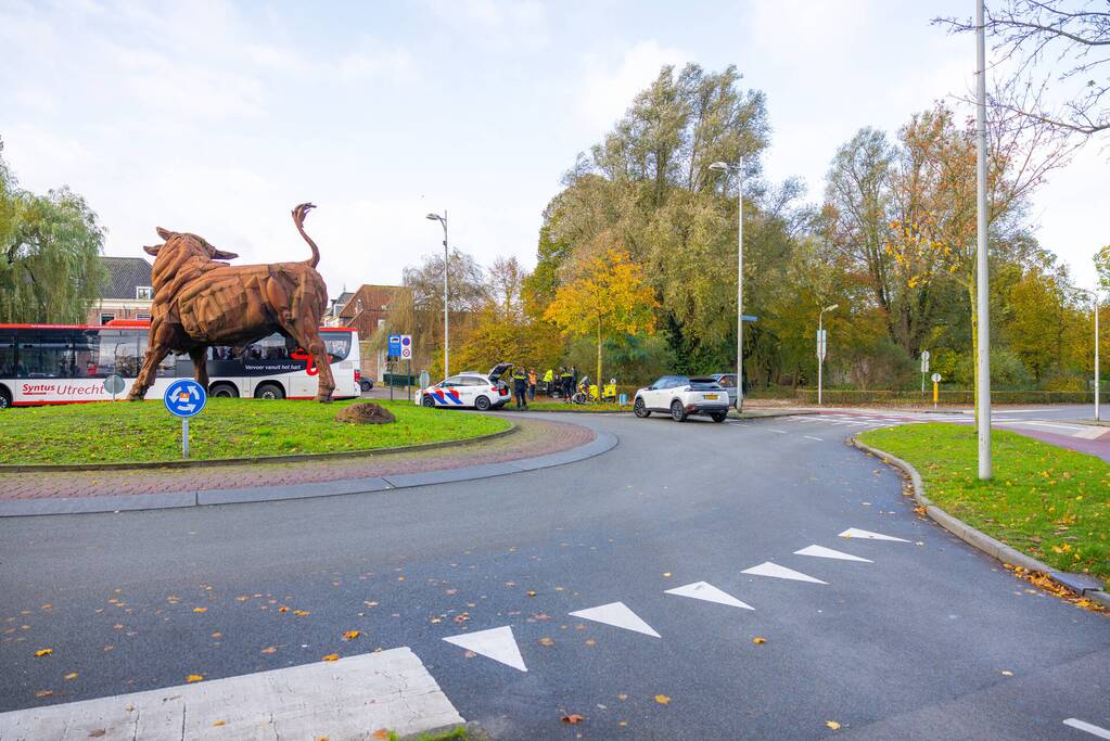 Automobilist rijdt fietser aan op rotonde bij de Stier