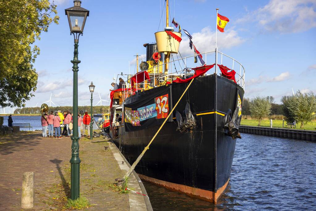 Pakjesboot 12 van Sinterklaas meert aan in de haven