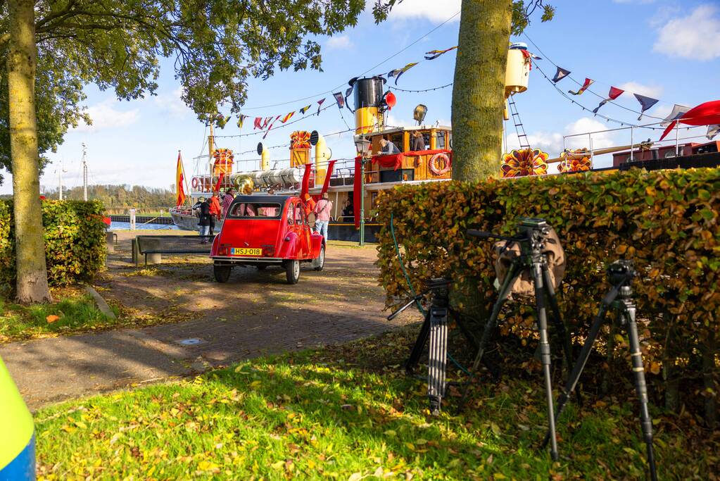 Pakjesboot 12 van Sinterklaas meert aan in de haven