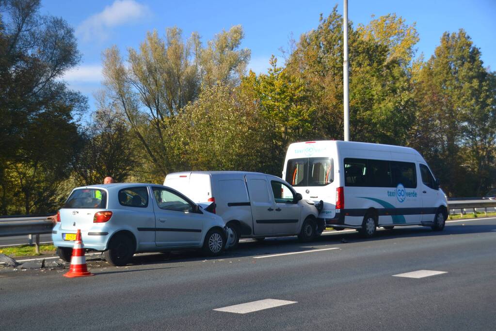 Schade bij kop-staart botsing op snelweg