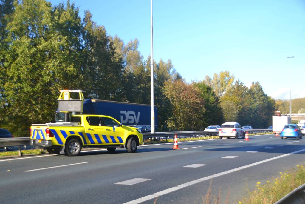 Schade bij kop-staart botsing op snelweg