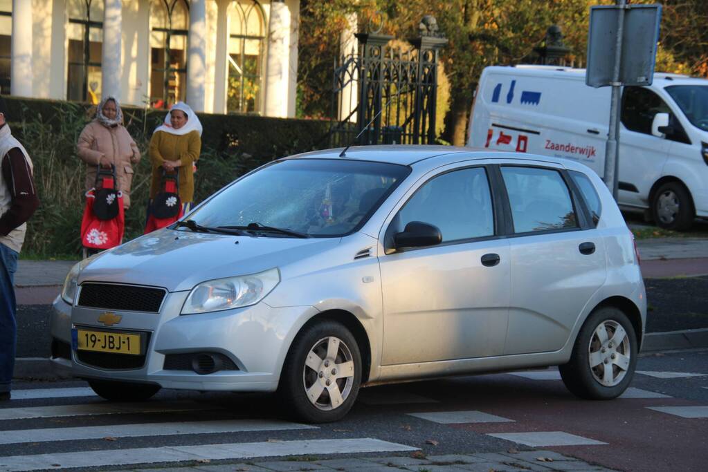 Vrouw gewond bij botsing met auto