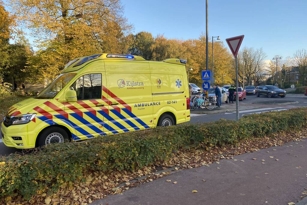 Vrouw gewond bij botsing met auto