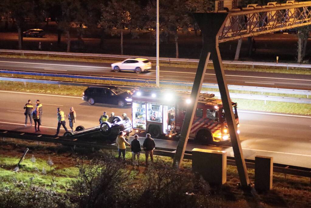 Personenauto belandt ondersteboven door ongeval
