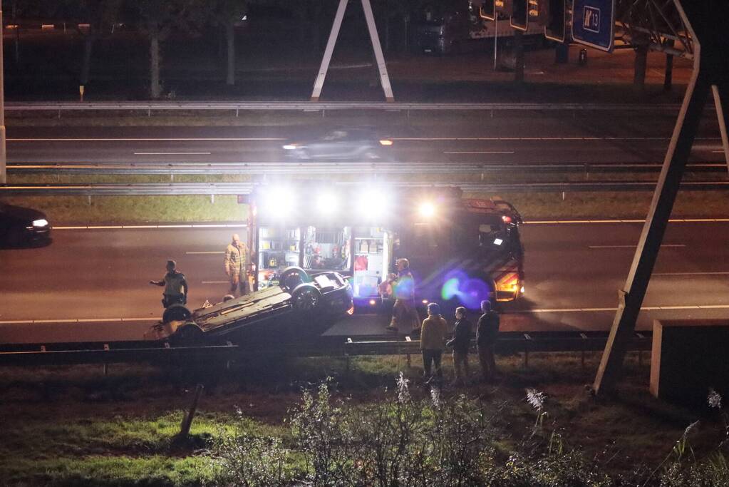 Personenauto belandt ondersteboven door ongeval