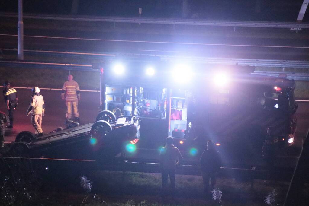 Personenauto belandt ondersteboven door ongeval