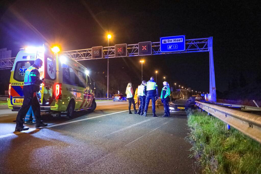 Personenauto belandt ondersteboven door ongeval