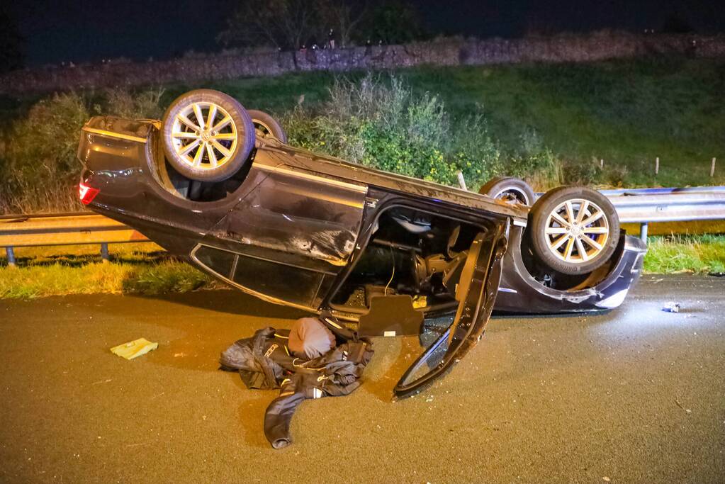 Personenauto belandt ondersteboven door ongeval
