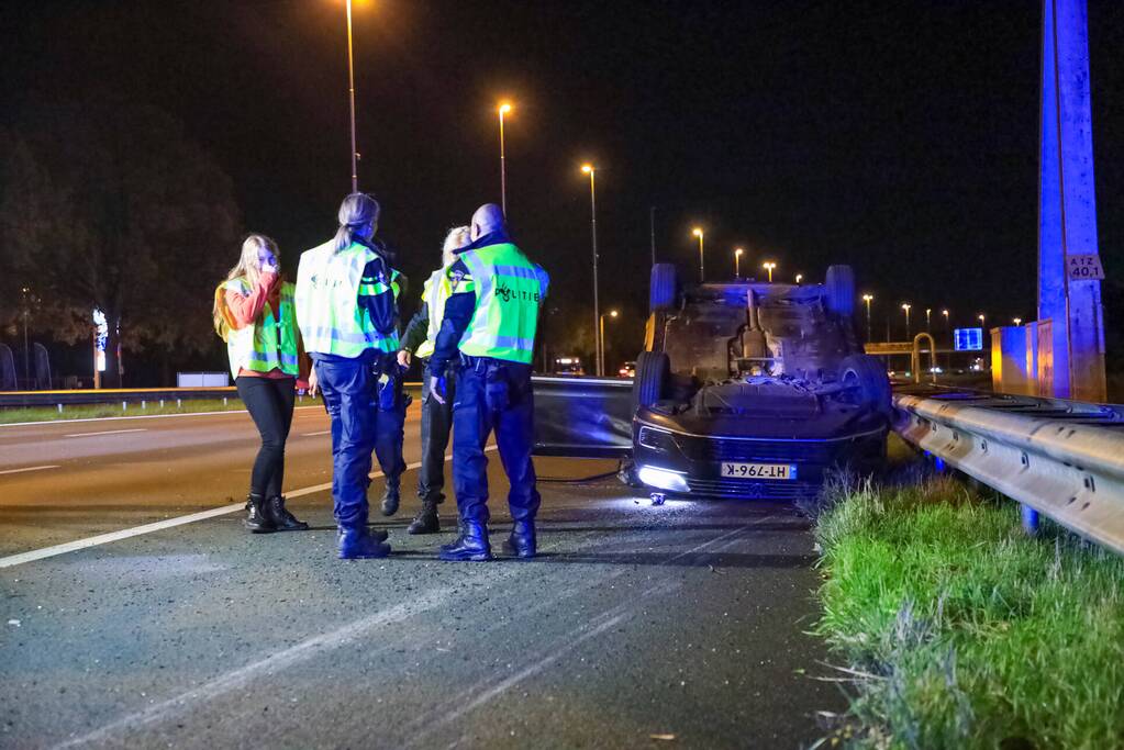 Personenauto belandt ondersteboven door ongeval