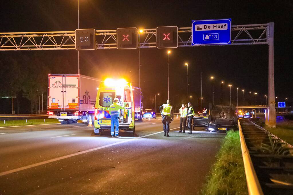 Personenauto belandt ondersteboven door ongeval