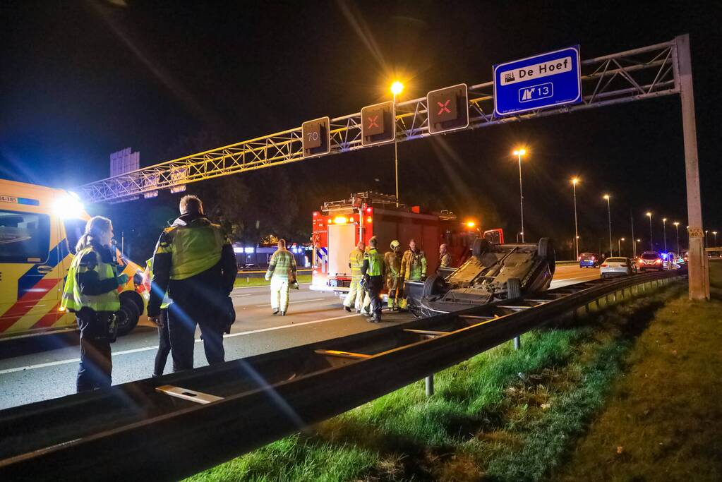 Personenauto belandt ondersteboven door ongeval