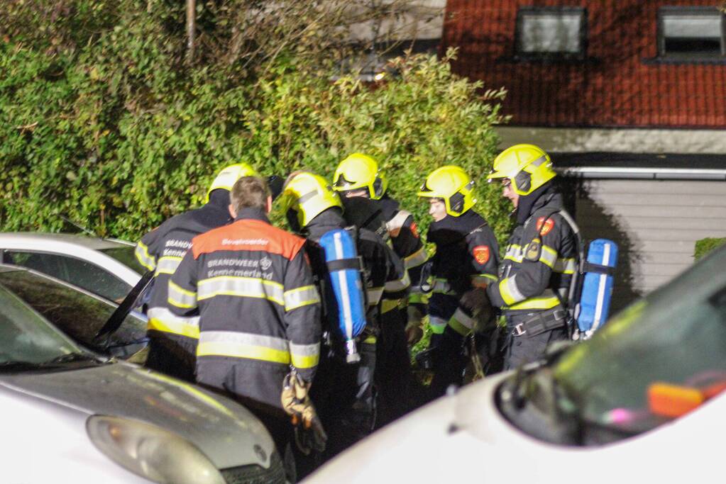Geparkeerde personenwagen verwoest door brand