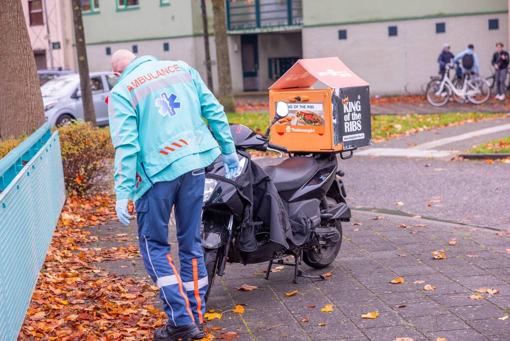Maaltijdbezorger op brommer en automobilist botsen op kruising
