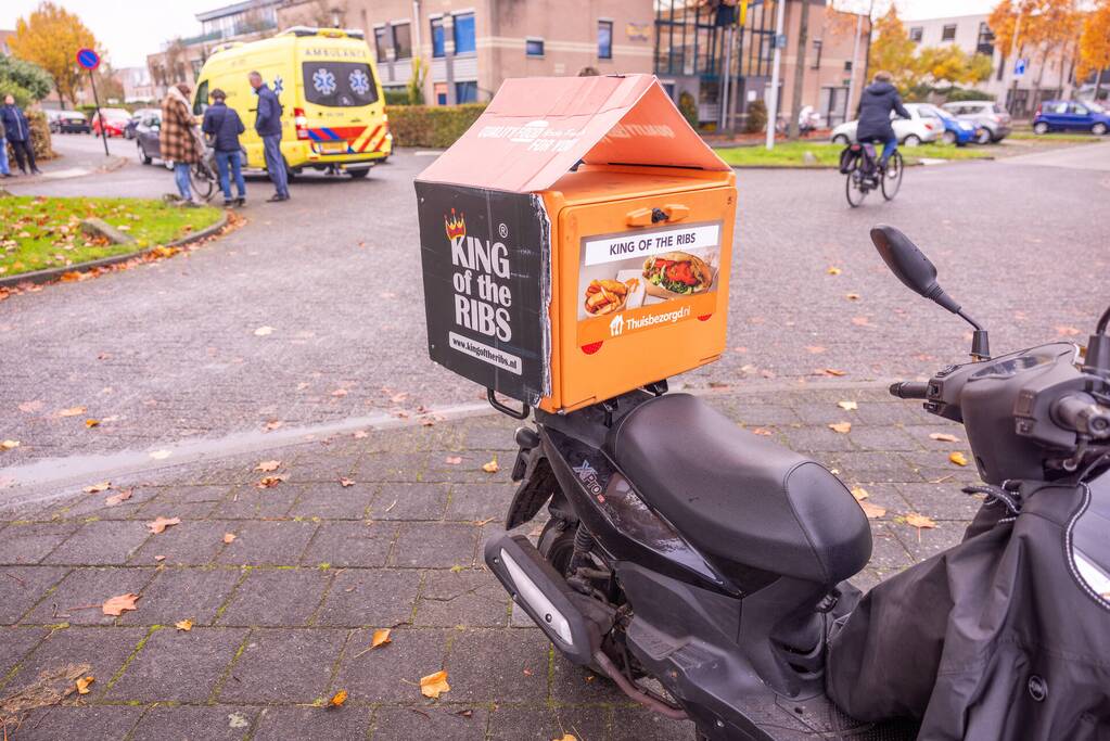Maaltijdbezorger op brommer en automobilist botsen op kruising