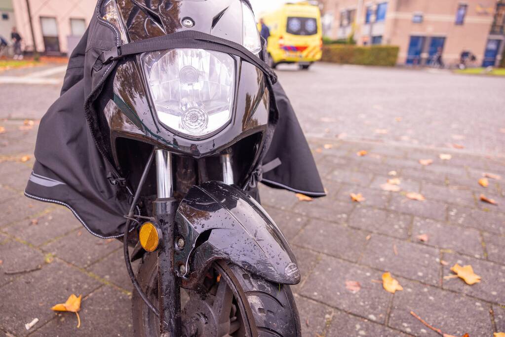 Maaltijdbezorger op brommer en automobilist botsen op kruising