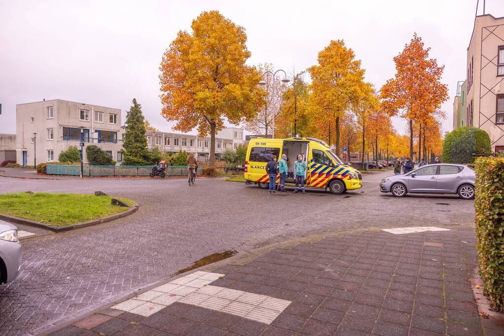 Maaltijdbezorger op brommer en automobilist botsen op kruising