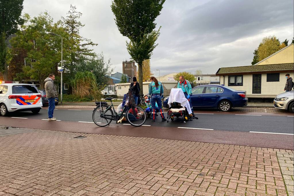 Fietsster en automobilist botsen op elkaar
