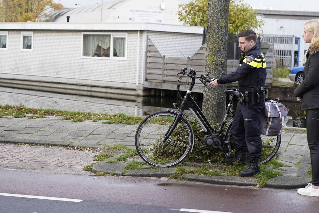 Fietsster en automobilist botsen op elkaar