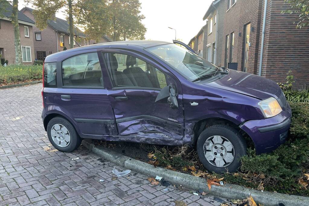 Gewonde en flinke schade bij botsing tussen twee auto's