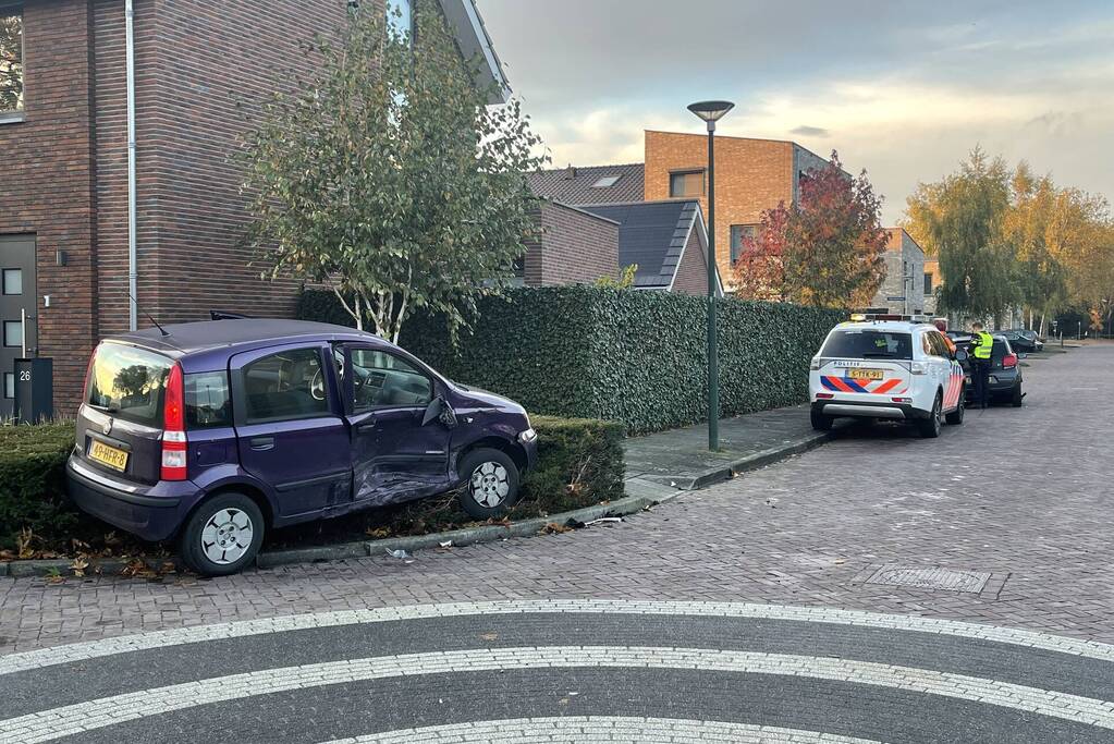 Gewonde en flinke schade bij botsing tussen twee auto's