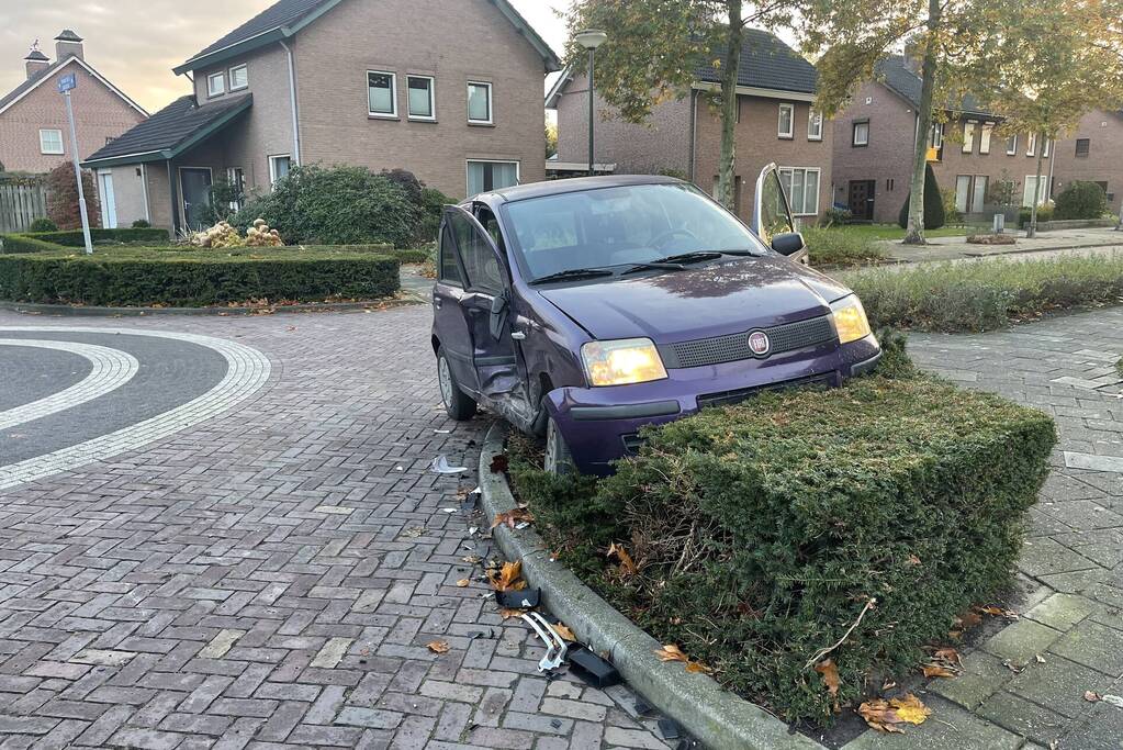Gewonde en flinke schade bij botsing tussen twee auto's