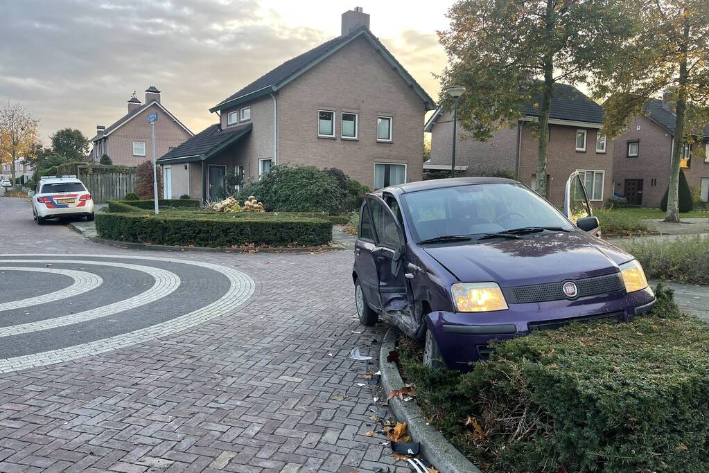 Gewonde en flinke schade bij botsing tussen twee auto's