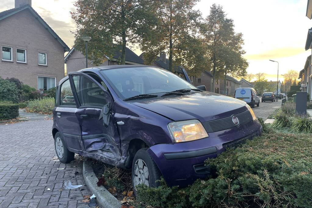Gewonde en flinke schade bij botsing tussen twee auto's