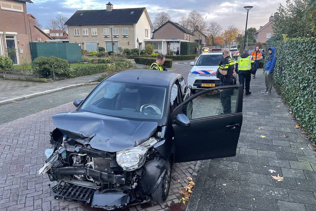 Gewonde en flinke schade bij botsing tussen twee auto's