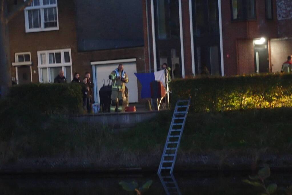 Automobilist rijdt personenauto het water in