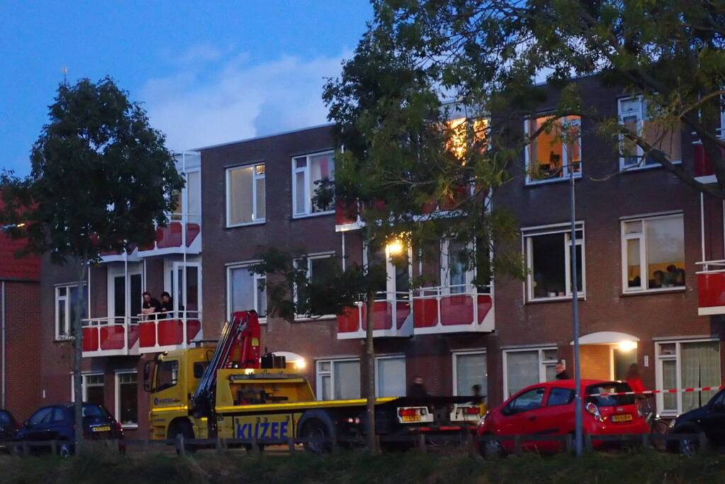 Automobilist rijdt personenauto het water in