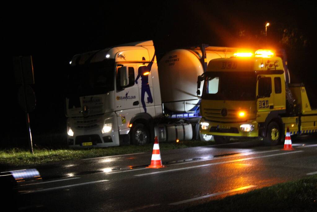Vrachtwagen komt vast te zitten in berm