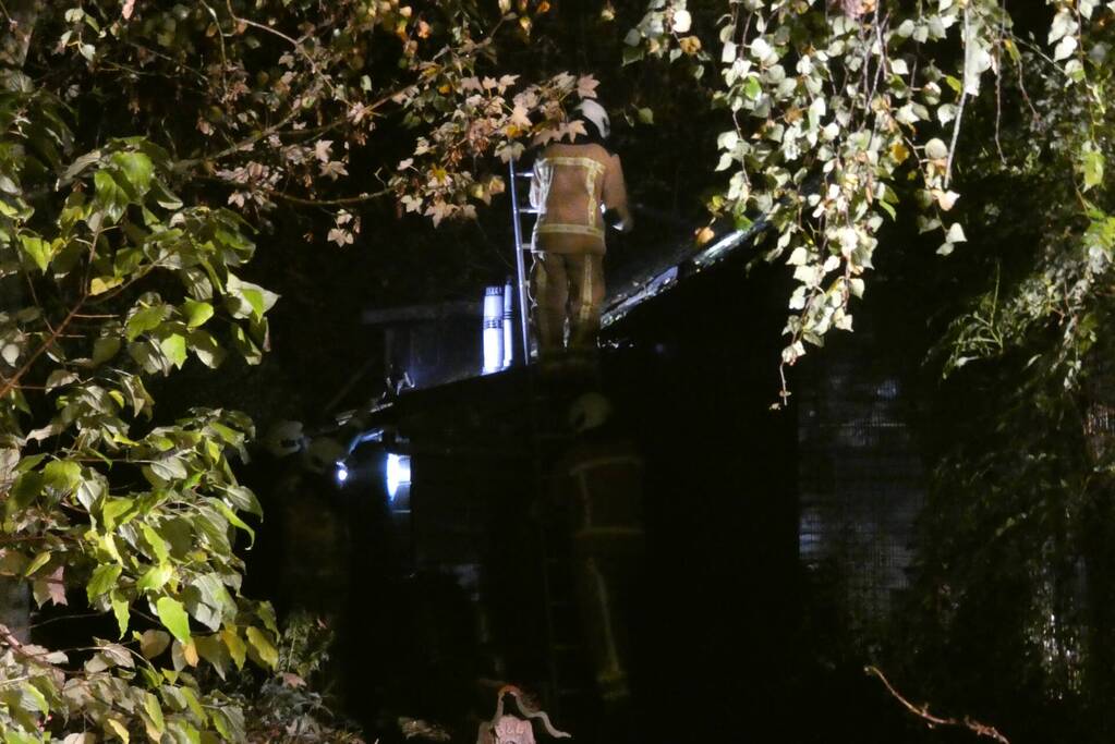 Brandweer blust brand in bed and breakfast huis